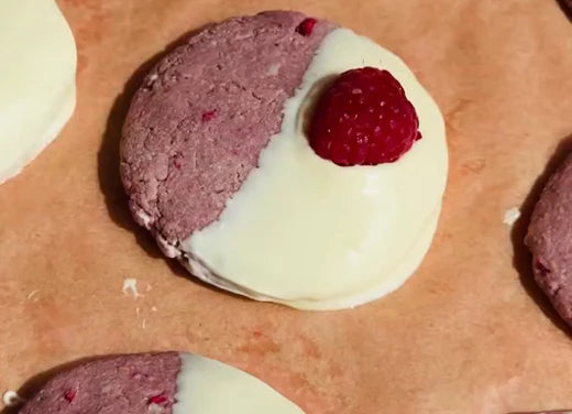 Cookies with macadamia RASPBERRY cream